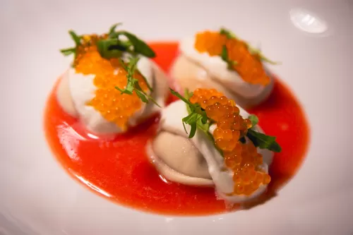 uova di pesce su brodino rosso